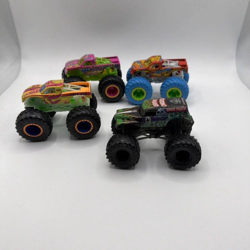Hot Wheels Monster Trucks Lot‎ 4 Grave Digger Bone Shaker Diecast Cars